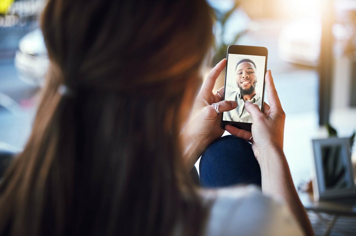 Woman talking to a man via mobile phone